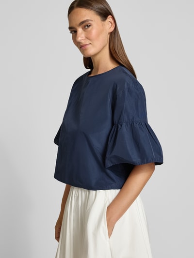 Kobiece modelka nosi Cropped Blusentop mit Baumwoll-Anteil Modell 'BREAK' od Weekend Max Mara, efekt: jednolity kolor, krój: pudełkowy krój, okrągły dekolt, zapięcie na guzik i oczko, rękaw: krótki z rozszerzanymi rękawami, granatowa góra, lekko błyszcząca tkanina, całkowity widok z przodu