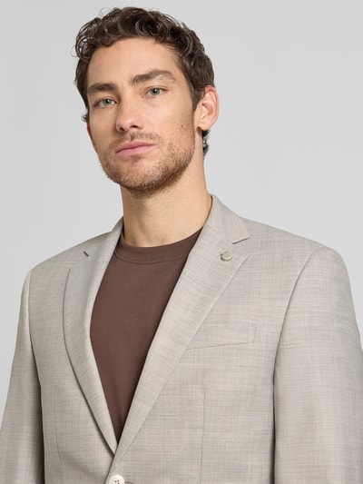 Męski model nosi Sakko mit Pattentaschen und Reverskragen od HECHTER PARIS, jasnoszary, tkanina z mieszanką wełny, nahaufnahme górnej części ciała. Szerokość w rozmiarze 50: 36 cm, długość pleców: 52 cm, szerokość ramion: 36 cm, długość rękawa: 63 cm, długość nogawki wewnętrznej: 84 cm.