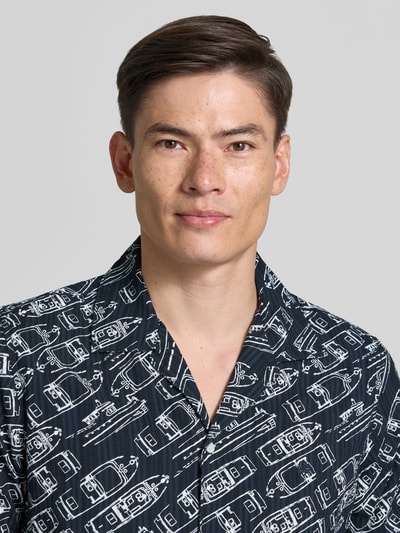 Männermodel trägt Modern Fit Freizeithemd mit Reverskragen von Lerros in Schwarz mit weißem Muster, Baumwolle, Nahaufnahme Oberkörper