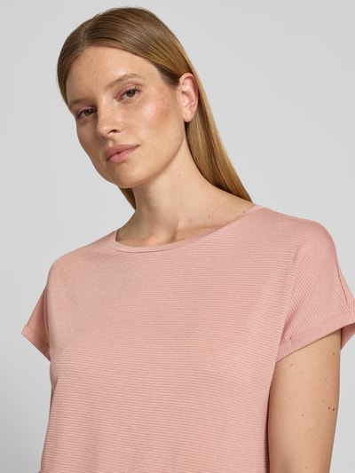 Frauenmodel trägt Relaxed Fit T-Shirt aus Viskose-Mix von Christian Berg Woman in Rosa mit Glitzer-Optik und Rundhalsausschnitt, Nahaufnahme Oberkörper, Rückenlänge bei Größe S: 63 cm.