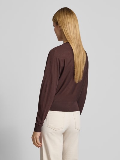 Frauenmodel trägt Strickjacke mit Rundhalsausschnitt Modell 'Desela' von OPUS, Viskose-Mix, Regular-Fit, Rückansicht, dezente braune Farbe, glatte Textur