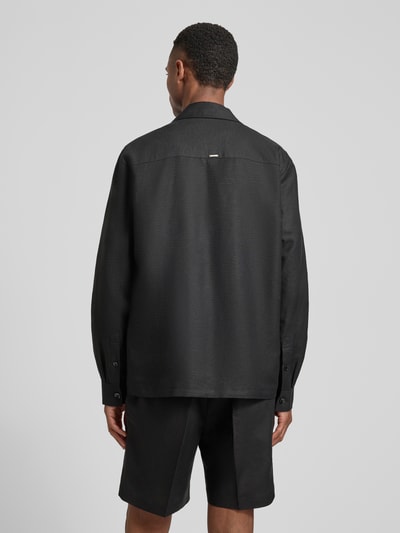 Männermodel trägt Regular Fit Hemdjacke aus Leinen-Viskose-Mix Modell 'ANTIGUA' von Antony Morato in Schwarz, Rückenansicht, Ganzkörperansicht Rückansicht. Rückenlänge bei Größe 50: 72 cm, Reverskragen, Brusttaschen.