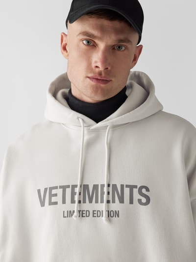 VETEMENTS Oversized Hoodie mit Label-Print Ecru 6