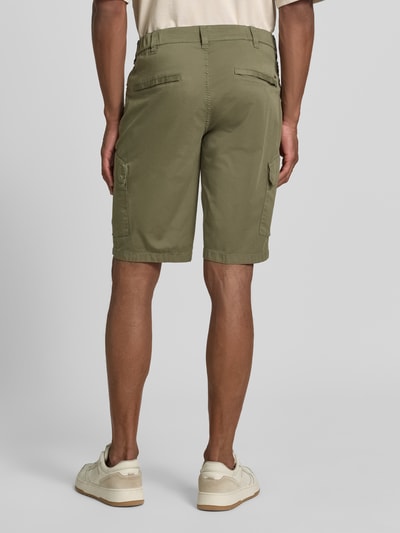 Männermodel trägt Regular Fit Cargoshorts aus Baumwoll-Mix Modell 'Bastia' von Brax, Optik: Unifarben, Ganzkörperansicht Rückansicht.