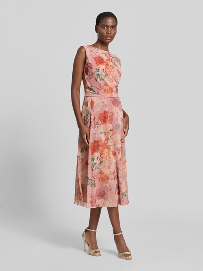 Vrouwenmodel draagt cocktailjurk met ronde hals en draperingen van Swing, materiaalmix met stretch, A-lijn, midi-jurk, bloemmotief, lichaamslengte voorkant