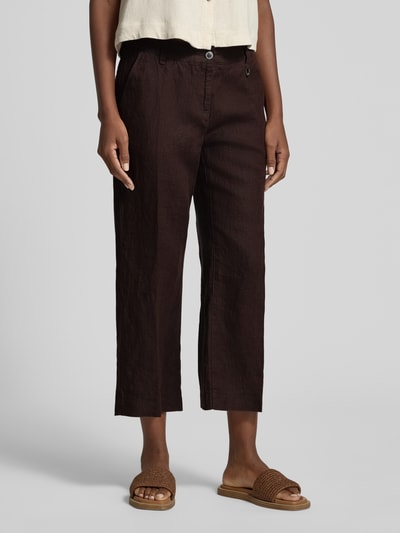 Frauenmodel trägt Culotte aus Leinen mit Eingrifftaschen Modell 'Nora' von MAC, dunkelbraun, Wide Leg Fit, Nahaufnahme Unterkörper.