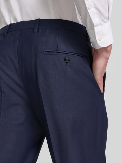 Männermodel trägt Modern Fit Anzughose mit Woll-Anteil von JOOP! Collection, granatowy, kanty, mieszanka materiałów, jednokolorowy, długość wewnętrzna nogawki 82 cm, szerokość w rozmiarze 50: 45 cm, detal tylnej części, zbliżenie na tył.