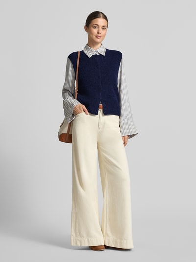 Frauenmodel trägt Regular Fit Cardigan aus elastischem Alpaka-Mix mit Knopfleiste von MOS MOSH, dunkelblau mit Struktur, Ganzkörperansicht von vorne. Damen Cardigan, ärmelloses Design, Rückenlänge bei Größe S 46 cm.