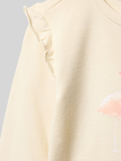 Mädchen trägt Sweatshirt mit Rüschen und Rundhalsausschnitt von Blue Seven, Reine Baumwolle, Regular-Fit, Motiv, Nahaufnahme Oberkörper.