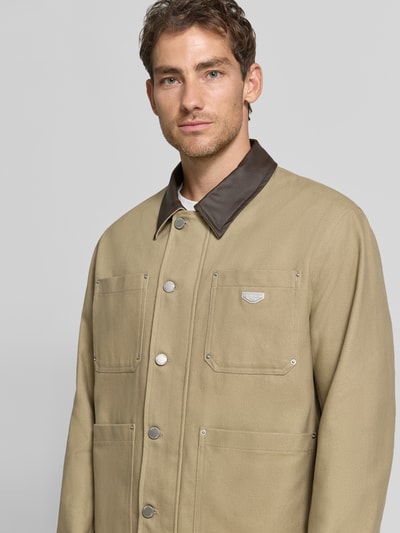 Männermodel trägt Regular Fit Jacke aus reiner Baumwolle von Antony Morato in Beige mit Umlegekragen, Knopfleiste und Taschen, Nahaufnahme Oberkörper. Rückenlänge 72 cm, Schulterbreite 61 cm, Brustweite 48 cm, Ärmellänge 68 cm.