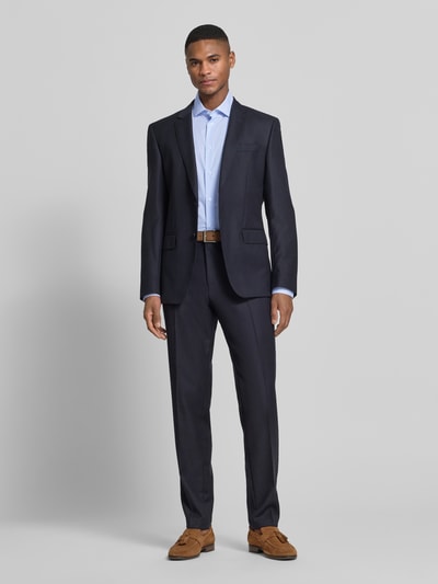 Männermodel trägt Slim Fit Freizeithemd aus Baumwoll-Mix von Tommy Hilfiger Tailored in hellblau, unifarben, Kentkragen, Ganzkörperansicht von vorne.