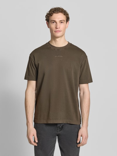 Männermodel trägt Relaxed Fit T-Shirt aus reiner Baumwolle von Marc O'Polo, Optik: Unifarben, Label-Patch, Rundhals, Kurzarm, Materialverarbeitung: Heavy Jersey, Ganzkörperansicht von vorne.