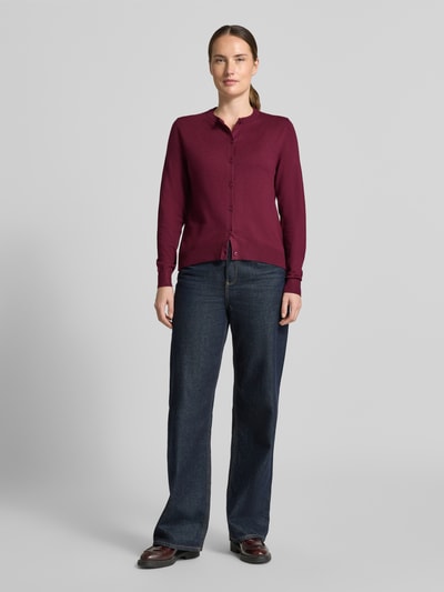 Frauenmodel trägt Regular Fit Strickjacke aus Viskose-Mix von s.Oliver RED LABEL in Dunkelrot zu blauen Jeans, Ganzkörperansicht von vorne, Damen Strickjacke von s.Oliver RED LABEL.