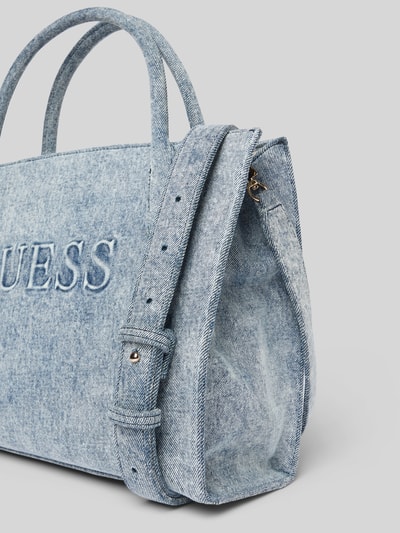 Produktfoto, Tote Bag mit Viskose-Anteil Modell 'Jodi' von Guess im Baumwoll-Viskose-Mix in Denim-Optik mit Logo-Detail, Hauptfach mit Reißverschluss, Schulterriemen und abnehmbare Trageriemen, Maße 34x24x12 cm, Länge Schulterriemen 112 cm.