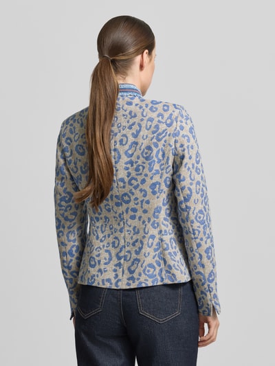 Männermodel trägt Slim Fit Blazer mit Allover-Animal-Stitching von WHITE LABEL, bawełniany melanż w odcieniach szarości i niebieskiego, na całej powierzchni wzór animal print, stójka, kieszenie naszywane, pełny zapięcie na guziki, długość tyłu w rozmiarze 36: 58 cm, szerokość w rozmiarze 36: 48 cm, długość rękawa w rozmiarze 36: 64 cm, krój slim fit, widok całej sylwetki od tyłu