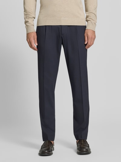 Mannelijk model draagt Anzughose aus Schurwoll-Mix mit Eingrifftaschen van CG – CLUB of GENTS, donkerblauw, slim fit, steekzakken, paspelzakken achter, bandwijdte maat 50 45 cm, binnenbeenlengte 81 cm, Model 'Charlie', scheerwolmix met viscose, Ganzkörperaanzicht van voren.