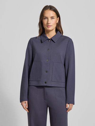 Frauenmodel trägt Regular Fit Kurzblazer aus Viskose-Mix von s.Oliver BLACK LABEL in Optik: Unifarben mit Umlegekragen, Ganzkörperansicht von vorne.