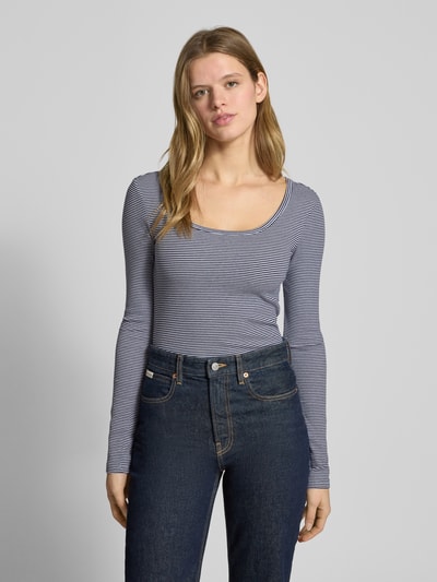 Frauenmodel trägt Slim Fit Longsleeve mit tiefen Rundhalsausschnitt von Review im Strukturmuster, Baumwoll-Mix, Ganzkörperansicht von vorne.