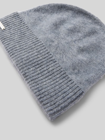 Produktfoto, Beanie aus reinem Kaschmir von Seeberger mit breiter Krempe, Ripp-Optik, Label-Detail in metallic auf grauem Hintergrund