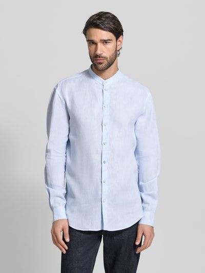 Männermodel trägt Regular Fit Freizeithemd im langärmeligen Design von Emporio Armani, hellblau, Stehkragen, Knopfleiste, Ganzkörperansicht von vorne.