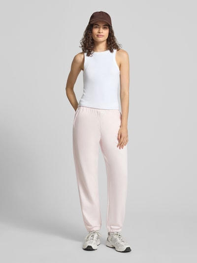 New Balance Sweatpants mit Logo-Stitching Hellrosa 1