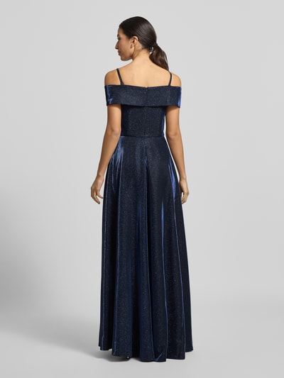 Frauenmodel trägt Regular Fit Abendkleid in Glitzer-Optik von Christian Berg Cocktail in A-Linie, dunkelblau, Ganzkörperansicht Rückansicht.