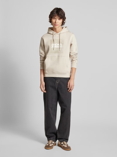 Jack & Jones Comfort Fit Hoodie aus Baumwoll-Mix mit gummiertem Print Modell 'AERO' Offwhite 1