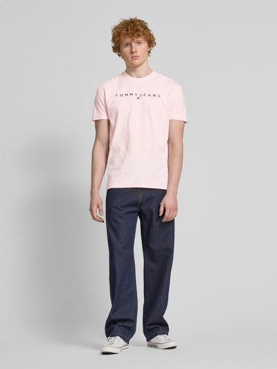 Tommy Jeans Regular Fit T-Shirt aus reiner Baumwolle mit Label Stitching Pink 1