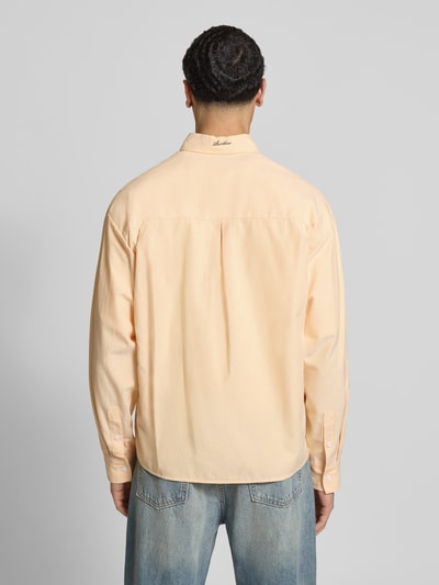 Männermodel trägt Regular Fit Freizeithemd mit floralem Stitching von ANOTHER COTTON LAB, Baumwoll-Mix, Rückenlänge 72 cm, Ganzkörperansicht Rückansicht.