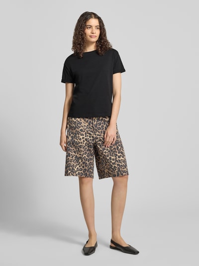 Kobiece model nosi damski t-shirt z okrągłym dekoltem, model 'BRANDY' od NOISY MAY®, zakładka na rękawach, długość tyłu w rozmiarze S: 59 cm, czarny, proste szorty w panterkę, pełny widok z przodu.