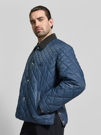 Männermodel trägt Regular Fit Steppjacke mit Cord-Kragen Modell 'C-COSMIX' von BOSS, Optik: Unifarben, Ganzkörperansicht von vorne.