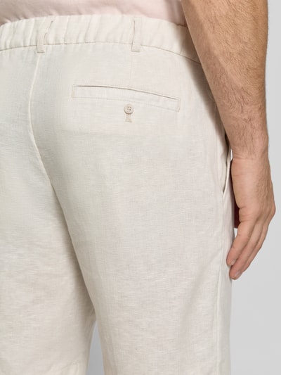 Männermodel trägt Bermudas aus reinem Leinen von JAKE*S STUDIO MEN in Beige mit Gesäßtasche, lockerer Schnitt, Detailaufnahme Rückansicht.