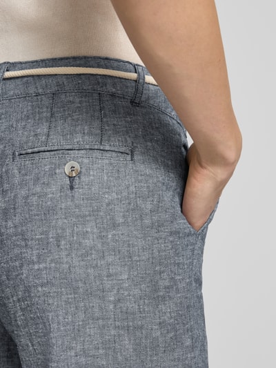 Kobieta nosi spodnie Hose aus Leinen-Baumwoll-Mix mit Bindegürtel von Christian Berg Woman, mieszanka lnu i bawełny, spodnie z szerokimi nogawkami, wiązany pasek, wpuszczane kieszenie, szerokość w rozmiarze 36: 41 cm, długość wewnętrzna nogawki w rozmiarze 36: 81 cm, zbliżenie na kieszeń z tyłu