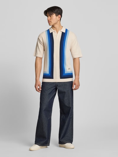 Männermodel trägt Relaxed Fit Poloshirt in Strick-Optik Modell 'Tellero' von Pegador, Reine Baumwolle, Kurzärmelig, Ganzkörperansicht von vorne.