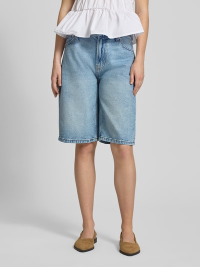 Frauenmodel trägt Barrel Shorts im 5-Pocket-Design von Gina Tricot in Hellblau, Reine Baumwolle, mittlere Länge, Ganzkörperansicht von vorne.