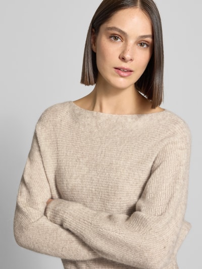 Frauenmodel trägt Regular Fit Pullover in Strick-Optik Modell 'Thora' von MOS MOSH, U-Boot-Ausschnitt, beige, Nahaufnahme Oberkörper.