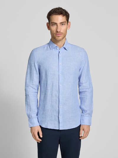 Mannenmodel draagt Slim Fit Business-Hemd aus Leinen mit Kentkragen van SEIDENSTICKER, lichtblauw, knoopsluiting, Ganzkörperansicht van voren, ruglengte maat 40: 69 cm, schouderbreedte: 43 cm, mouwlengte: 64 cm.