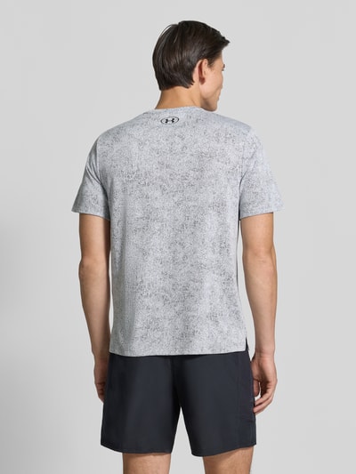 Männermodel trägt Regular Fit Sport-T-Shirt mit Strukturmuster Modell 'Pixelate' von Under Armour, Grau mit melierter Textur, Ganzkörperansicht Rückansicht, Herren Sport-T-Shirt von Under Armour.