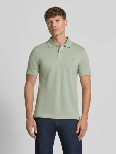 Męski model nosi Regular Fit Poloshirt mit Stitching von Christian Berg Men z bawełny, listwa guzikowa, haft, krój regular fit, długość tyłu 64 cm w rozmiarze M, przód, całkowity widok.