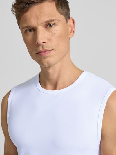 Männermodel trägt Unterhemd mit Rundhalsausschnitt von MCNEAL, wit, slim fit, katoen-elastaan, brede bandjes, Nahaufnahme Oberkörper.