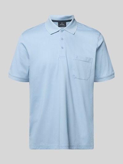 Productfoto, lichtblauwe Relaxed Fit Poloshirt aus Baumwoll-Mix van RAGMAN met polokraag, borstzak met label-stitching, korte mouwen, elastische mouwboorden, ruglengte maat M 70 cm, katoenmix, effen kleur, zachte textuur.