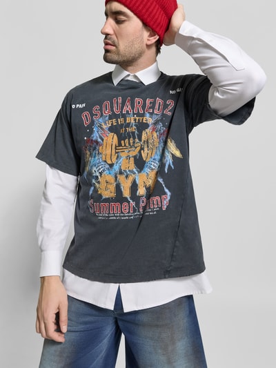Männermodel trägt T-Shirt aus reiner Baumwolle von Dsquared2, Regular-Fit, Label-Print, Rundhalsausschnitt, kurzärmelig, Ganzkörperansicht von vorne