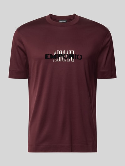Produktfoto, T-Shirt mit Label-Print von Emporio Armani in Bordeauxrot, weiß-schwarzer Print vorn, glatte Textur, Herren T-Shirt, gerader Schnitt, Lyocell-Baumwoll-Mix, Rundhalsausschnitt, Rückenlänge bei Größe M 73 cm