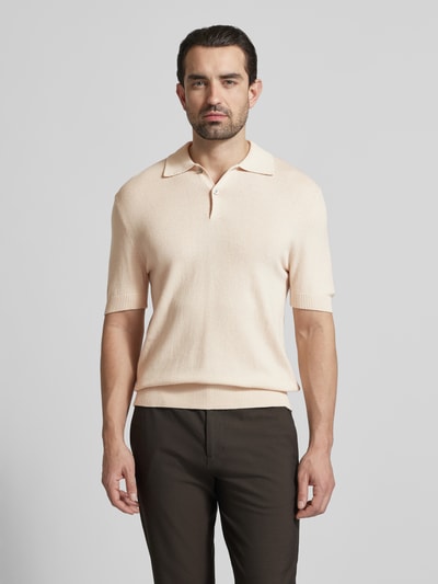 Männermodel trägt Slim Fit Poloshirt mit Kaschmir-Anteil von FTC Cashmere, Baumwoll-Mix, Polokragen, Knopfleiste, 1/2-Arm, Ganzkörperansicht von vorne.