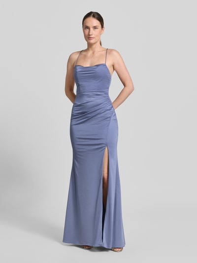Vrouwenmodel draagt Slim Fit avondjurk met ruches van Laona in lila, maxilengte, mouwloos design, hoge split, rugdecolleté, geheel effen structuur, Ganzkörperansicht van voren.