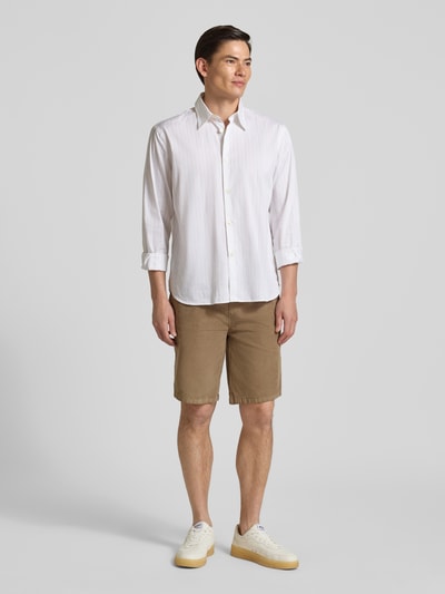 Männermodel trägt Regular Fit Shorts mit Tunnelzug Modell 'Joey' von Redefined Rebel aus Baumwoll-Elasthan-Mix in Cord, Ganzkörperansicht von vorne.