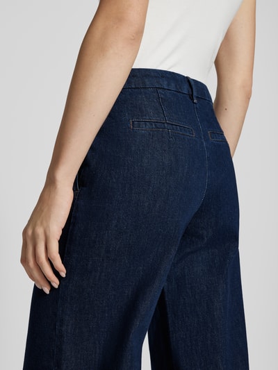 Frauenmodel trägt Wide Leg Jeans mit Lyocell-Anteil von LUISA CERANO in dunkler Jeans-Optik, mit Ziernähten und Hakenverschluss, Detailaufnahme Rückansicht. Baumwoll-Lyocell-Mix, Bundweite 38 cm, Innenbeinlänge 83 cm bei Größe 36.