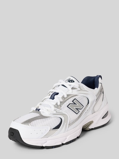 Produktfoto, Sneaker mit Label-Detail Modell 'MR530SG' von New Balance, abgerundete Form, Schnürung, strukturierte Sohle, Weiß/Silber