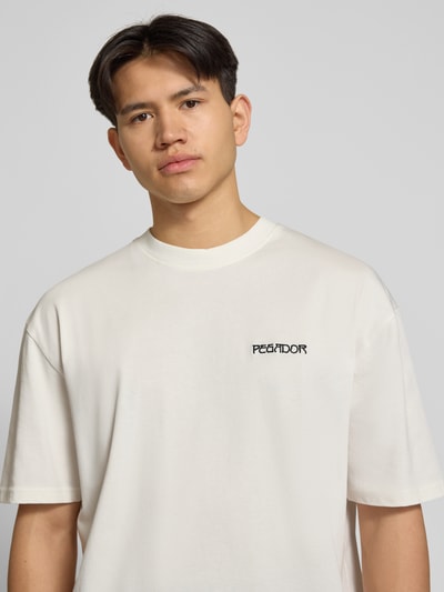 Männermodel trägt Oversized Herren T-Shirt mit Label-Stitching Modell 'Stege' von Pegador aus reiner Baumwolle, Nahaufnahme Oberkörper.