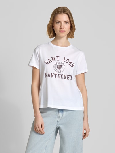 Frauenmodel trägt T-Shirt mit Label-Print von G-Star Raw in Weiß aus reiner Baumwolle, Regular Fit, Rundhalsausschnitt, Ganzkörperansicht von vorne.